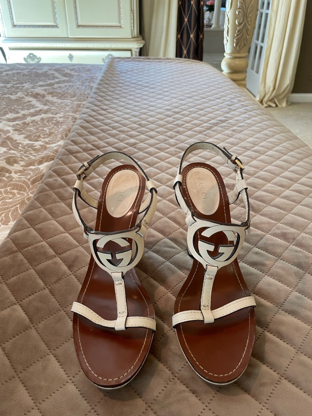 Gucci White Leather Interlocking G T-Strap Sandals